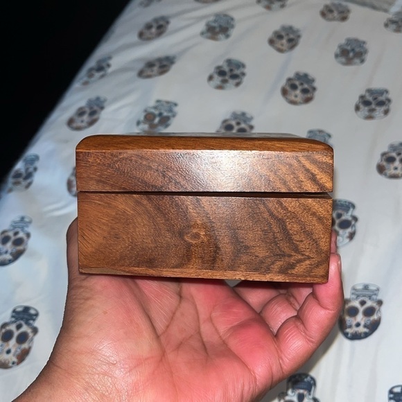 Trinket Jewelry Box Mahogany Wood w Brass Floral Vine Inlay India - Picture 6 of 6